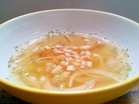 切って注ぐだけ、紫玉ねぎの簡単コンソメスープ